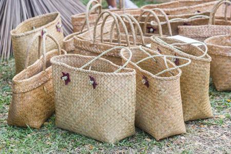 产品编织柳条篮子手工产品工作在家庭行业. 在泰国市场销售照片